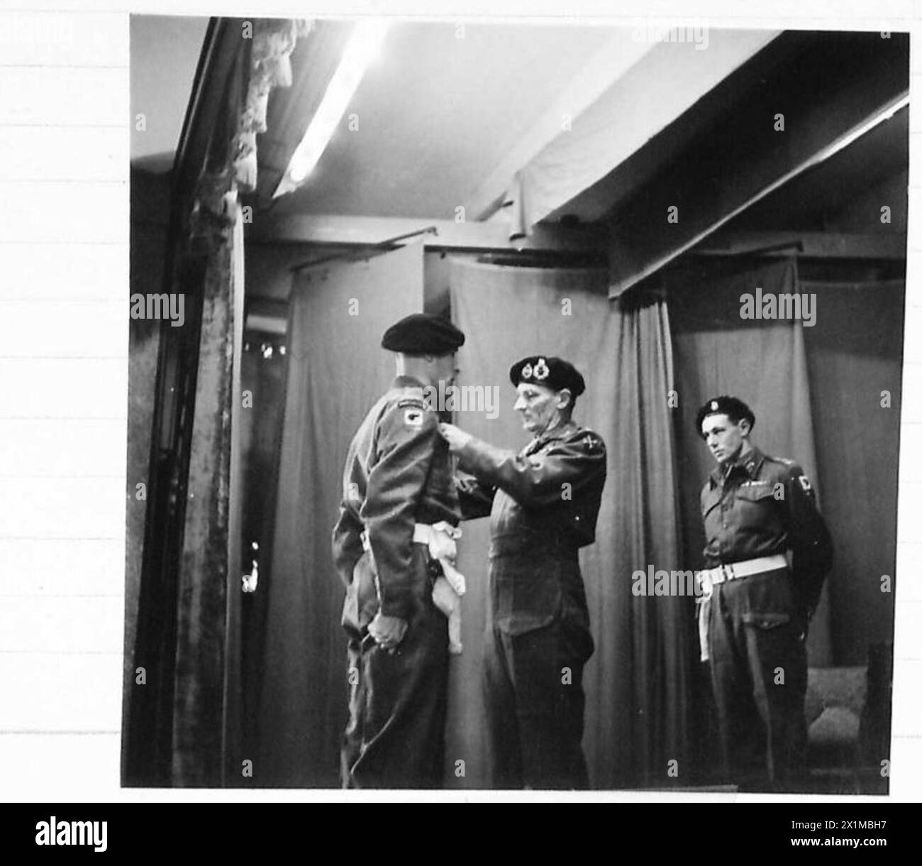 Il Trooper G.R. Imber del 3/4 Cly riceve la medaglia militare alla 4th Armoured Brigade investiture a Weert, Olanda, alla presenza del feldmaresciallo Montgomery, British Army, 21st Army Group. Foto Stock