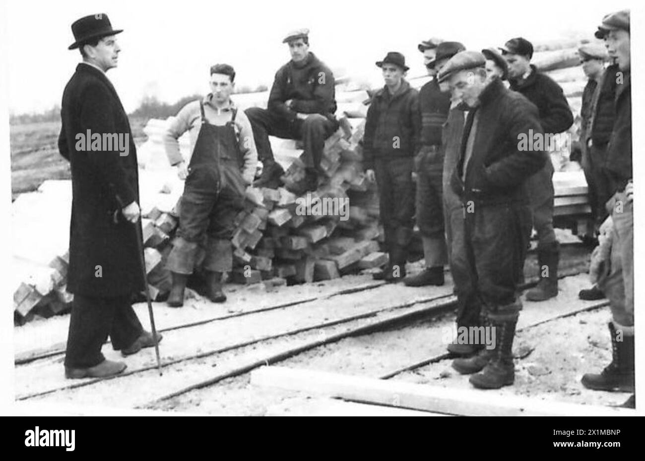 Il signor Penson visita i campi di legname scozzesi e interagisce con i taglialegna impegnati in operazioni di legname sotto la supervisione dell'esercito britannico. Foto Stock Il signor Penson visita i campi di legname scozzesi e interagisce con i taglialegna impegnati in operazioni di legname sotto la supervisione dell'esercito britannico. Foto Stock