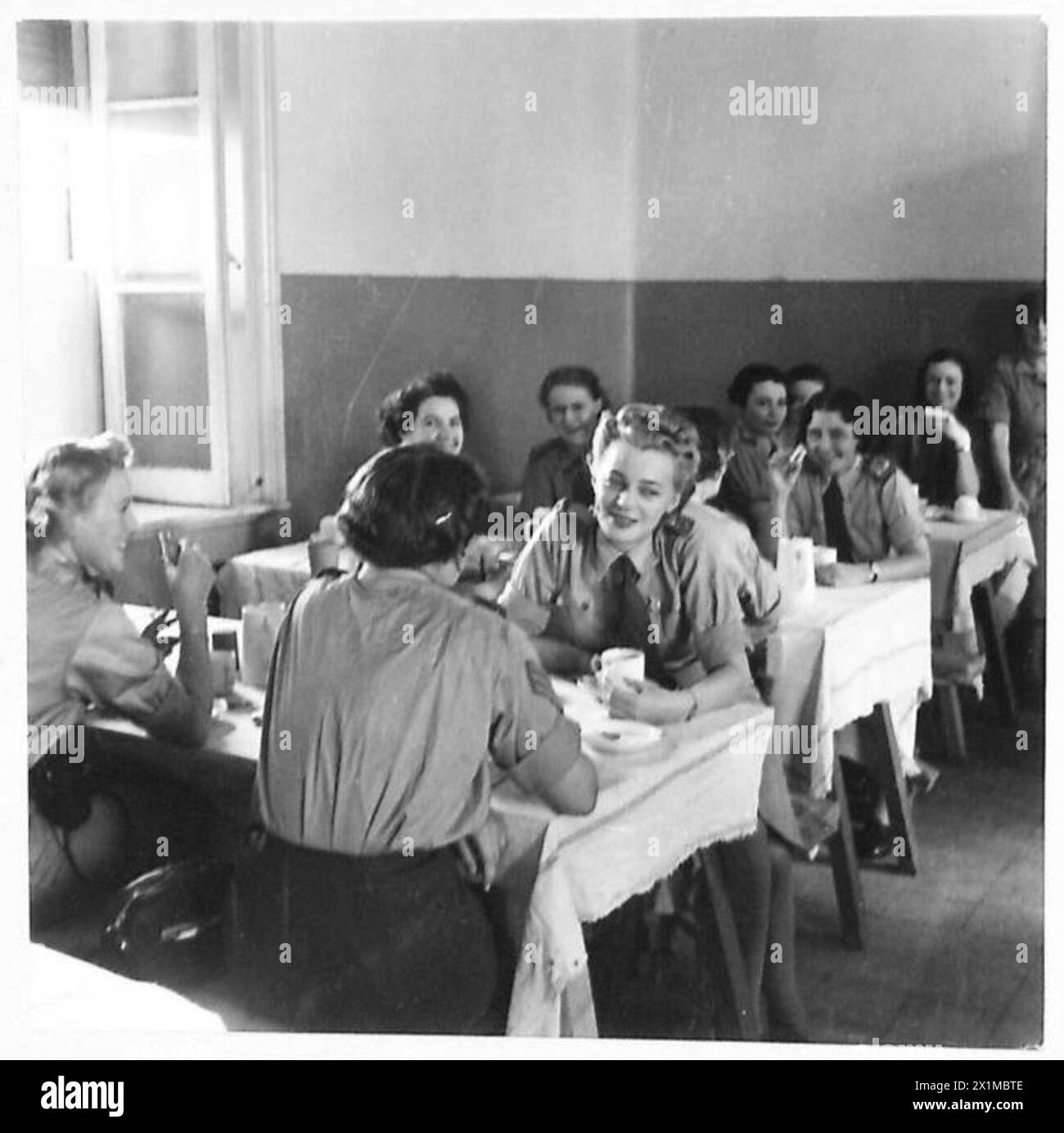 Le donne del Women's Army Auxiliary Service hanno il tè nella mensa dell'esercito britannico. Foto Stock