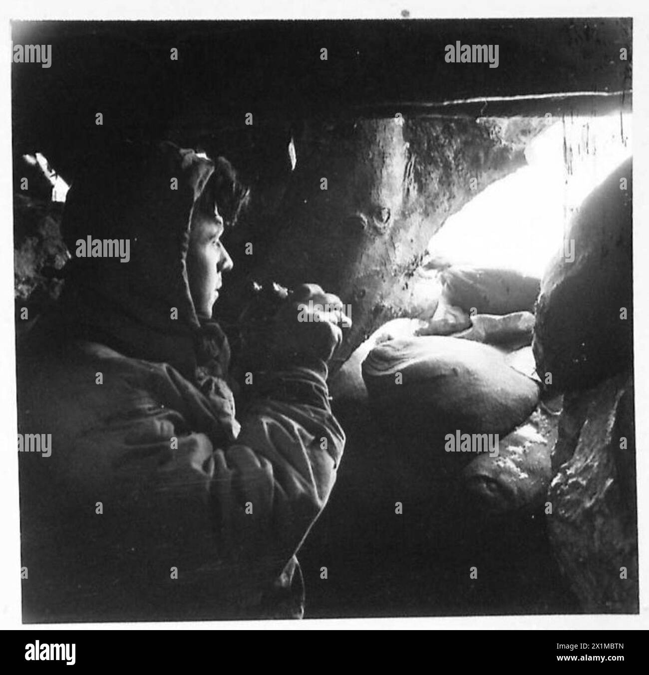 ITALIA : CUSTODI DELLE COLLINE - PTE. Dawson of 49 Model Road, Hall Lane, Armley, Leeds, 17 'B' Coy 4 par. BN. Osservando le posizioni nemiche da un O.P. a circa 300-400 metri dal nemico, British Army Foto Stock