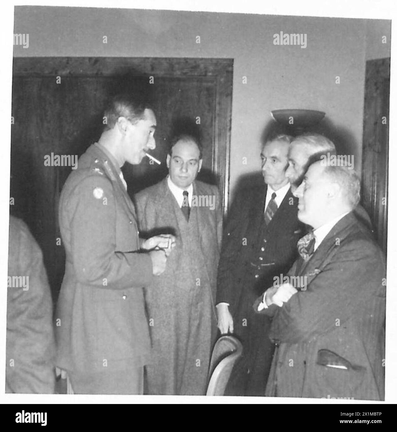 Il tenente generale J.G. des R. Swayne visita la stanza e parla con i delegati di Tunbridge Wells e Sevenoaks dopo una conferenza dei redattori di giornali, British Army, S.E. Command. Foto Stock