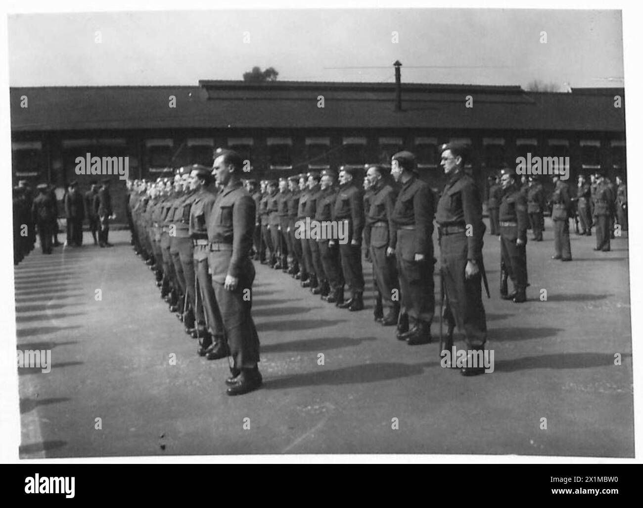 Il battaglione di difesa interna dell'esercito britannico sottopone la sua ispezione annuale mentre è riunito in parata, esaminando il personale e la prontezza. Foto Stock