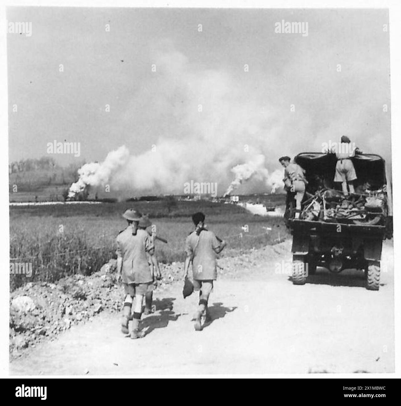 Le truppe dell'esercito britannico avanzano attraverso il ponte del Congo in un campo di battaglia pieno di fumo durante la battaglia della pianura di Cassino, in Italia. Foto Stock