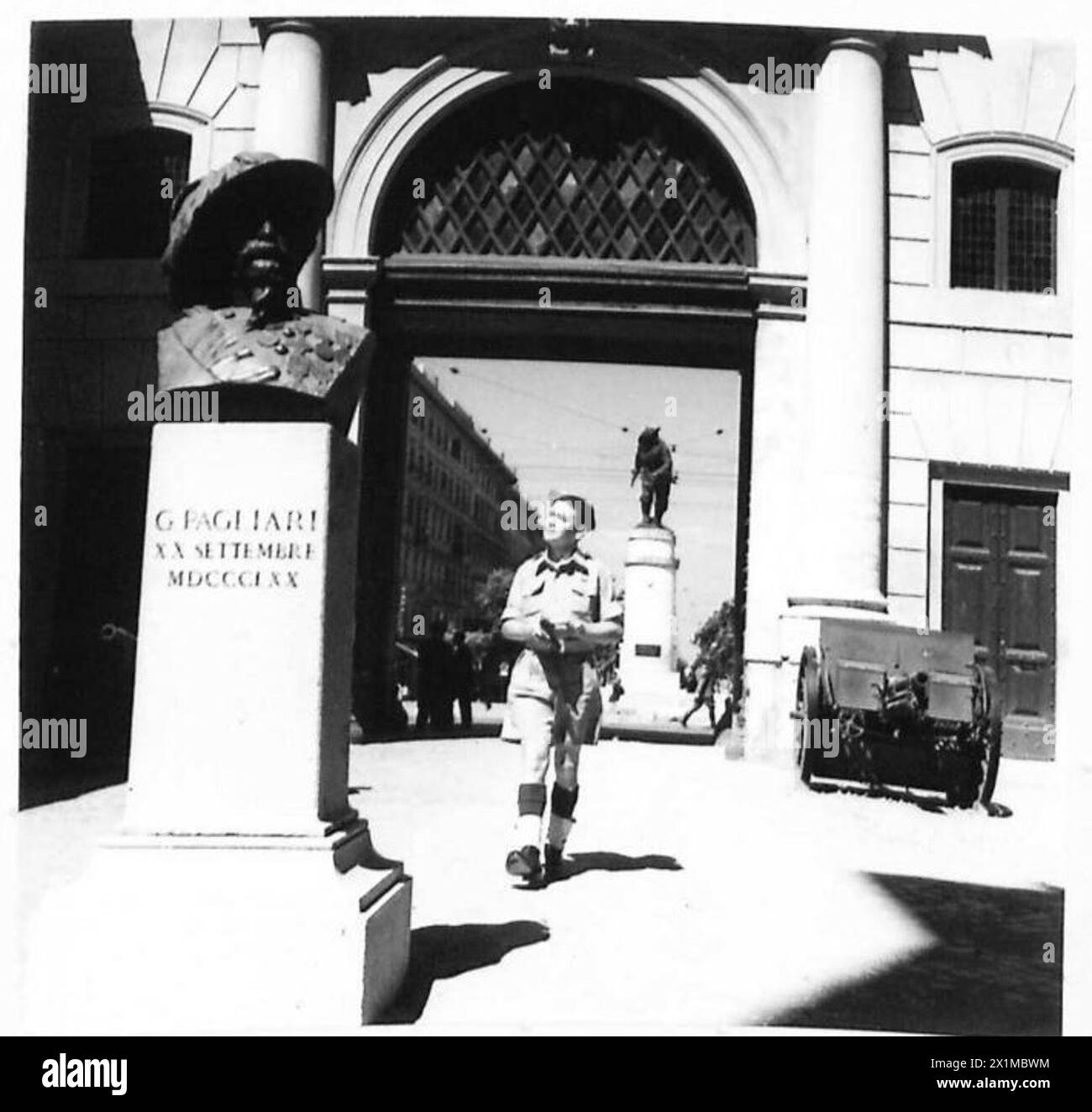Gunner Smith cammina attraverso porta Pia a Roma, ora convertito in un museo Bersaglieri, sotto la supervisione dell'esercito britannico. Foto Stock Gunner Smith cammina attraverso porta Pia a Roma, ora convertito in un museo Bersaglieri, sotto la supervisione dell'esercito britannico. Foto Stock