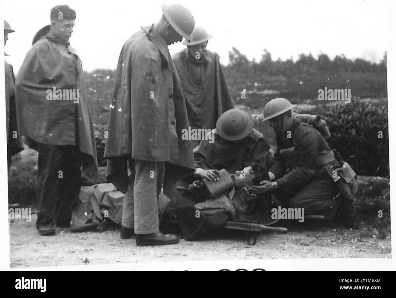Il personale del Royal Army Medical Corps fornisce il primo soccorso a un uomo ferito durante le manovre nei distretti di Blackdown e Aldershot, British Army. Foto Stock