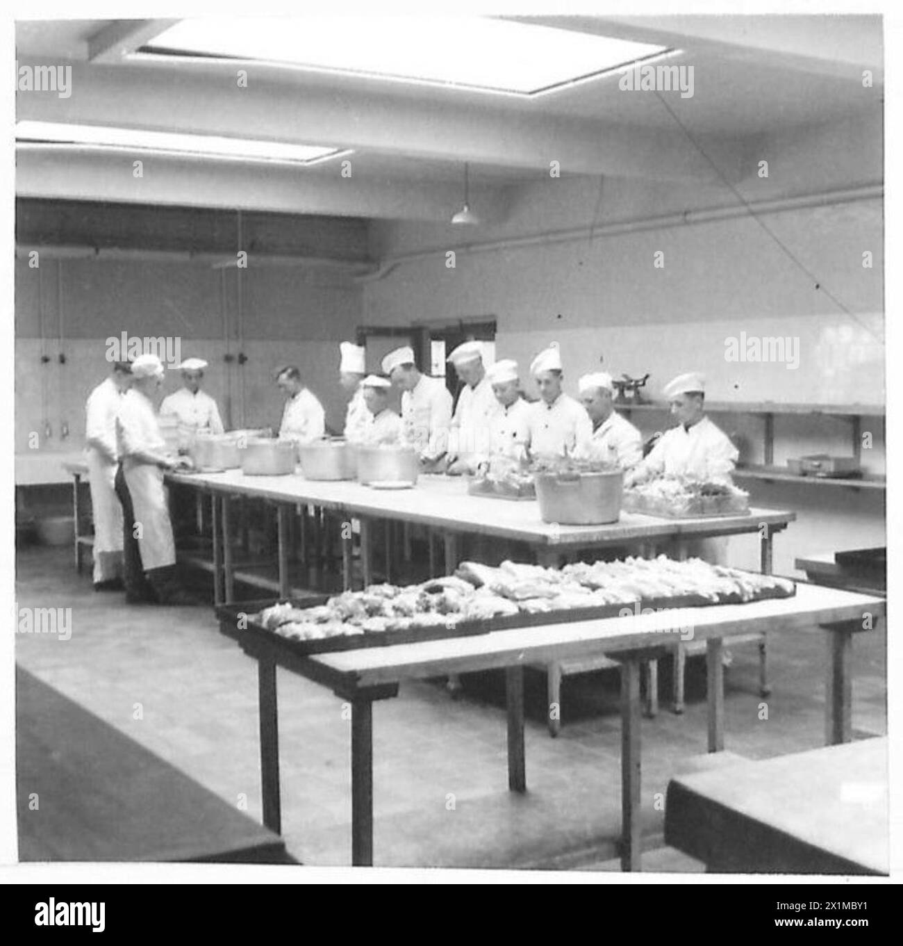 Vista interna della Army School di Aldershot, con aule e strutture di addestramento militare, British Army. Foto Stock