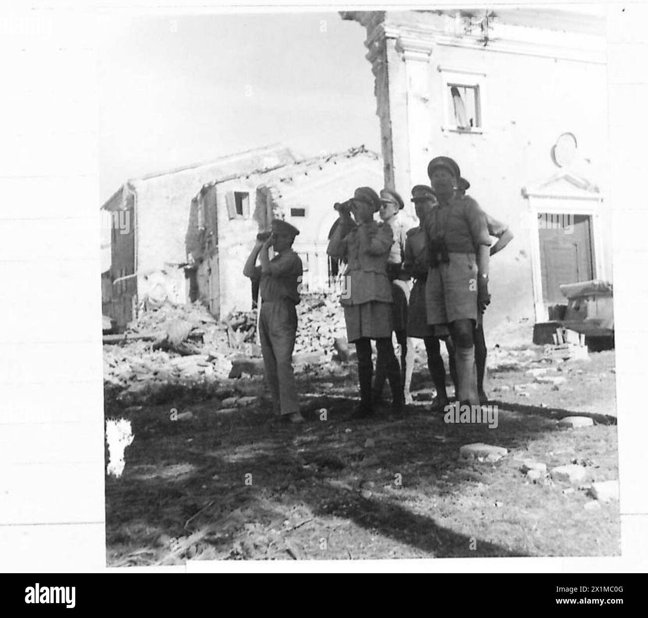 Il generale Alexander, accompagnato dai tenente generali Leese e Harding, osserva la battaglia della linea Gotica all'ingresso delle pianure della Lombardia, con una chiesa distrutta sullo sfondo durante le operazioni dell'esercito britannico. Foto Stock