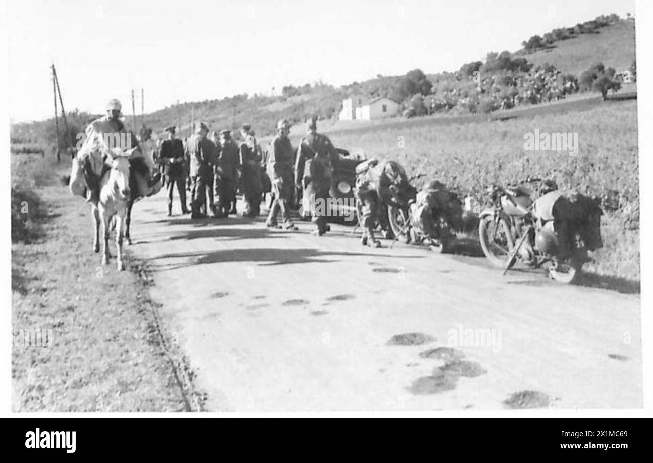 I membri dell'Army Film and Photographic Unit documentano le operazioni nei pressi di Medjez el Bab durante la campagna di Tunisia, con due cavalieri britannici presenti. Foto Stock