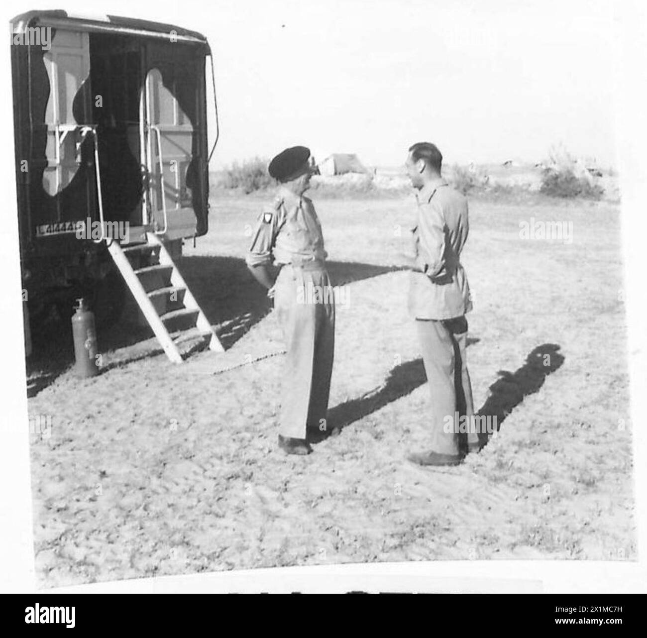 Sua Maestà il Re incontra il generale Montgomery al quartier generale della Battaglia di Tripoli, British Army. Foto Stock