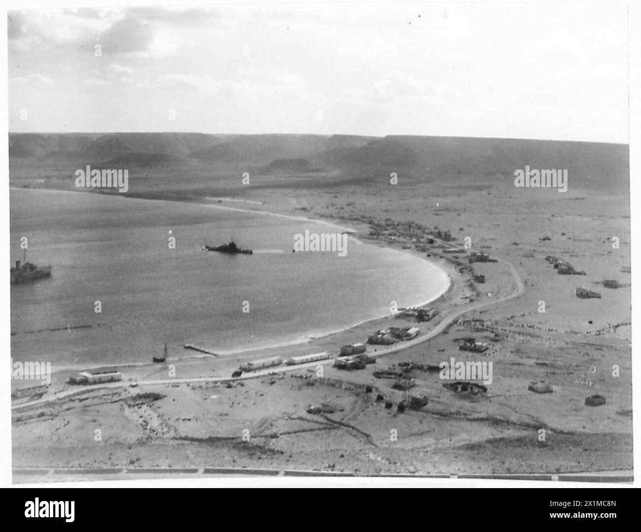 Una vista generale della baia di Sollum nel deserto occidentale, che documenta il terreno e il posizionamento militare, British Army. Foto Stock