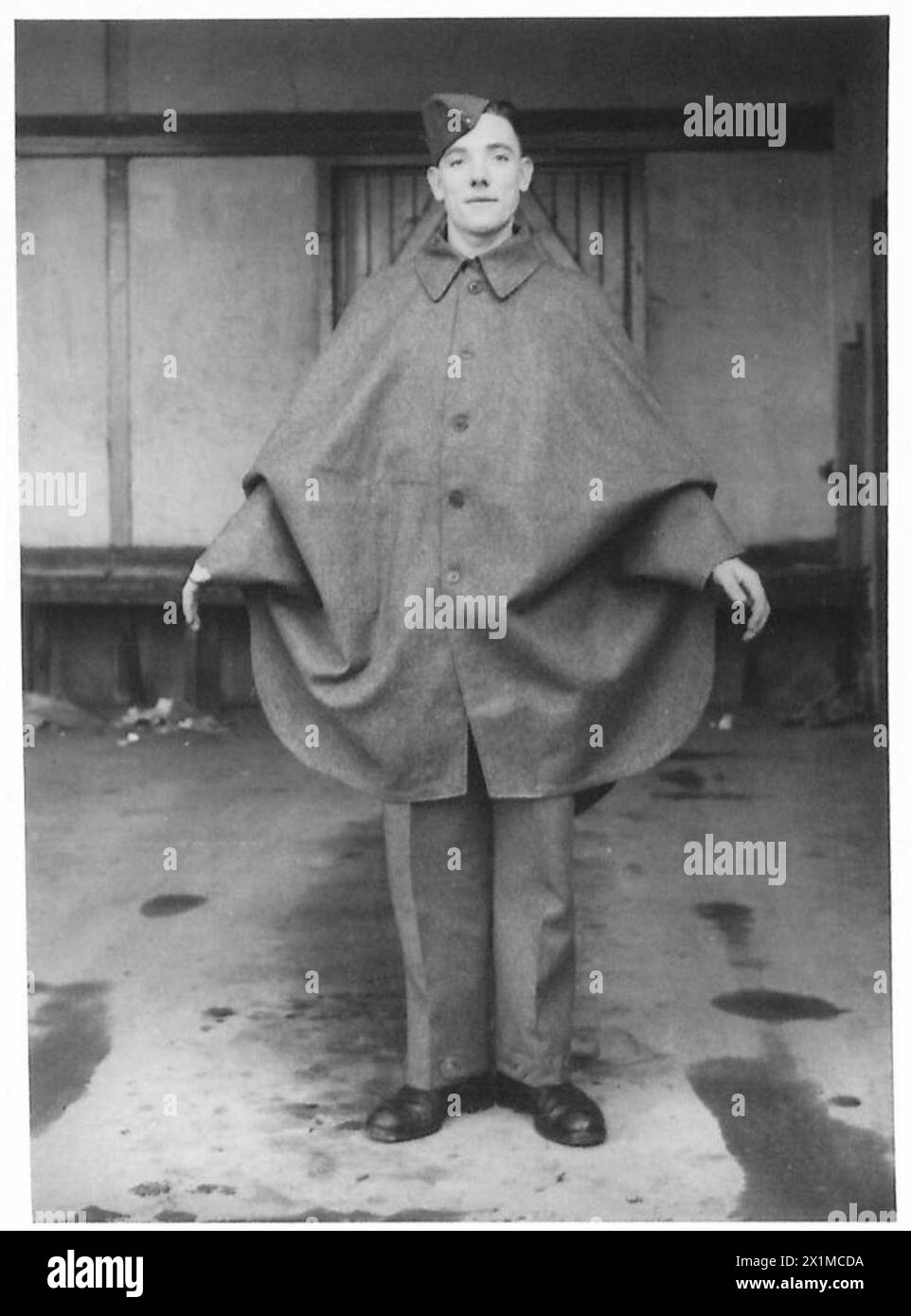 Il capo della Home Guard è indossato dal personale della British Army Home Guard, parte di equipaggiamento uniforme per scopi operativi e cerimoniali. Foto Stock