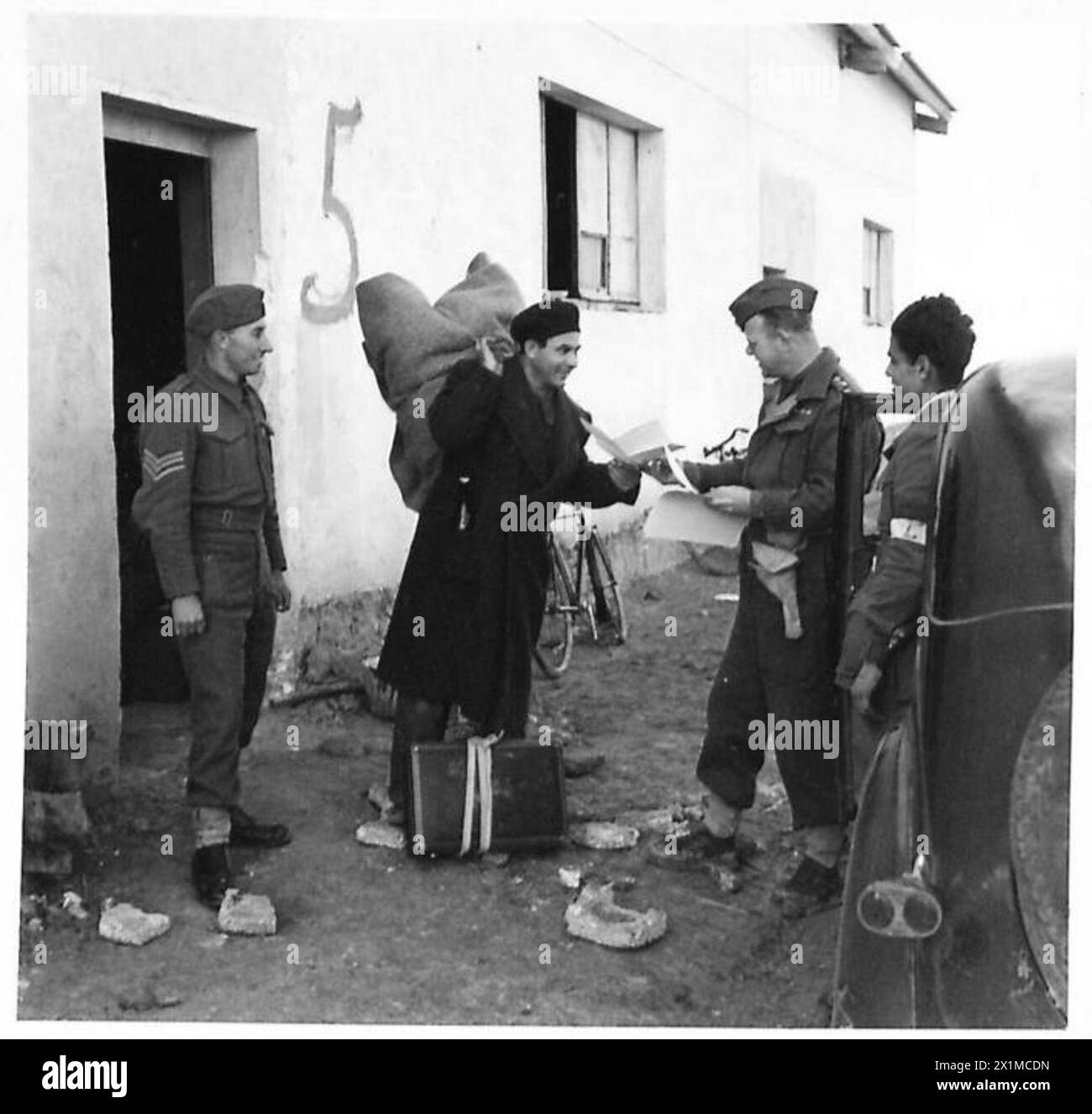 L'esercito britannico trattiene i civili durante l'occupazione e rilascia permessi dopo la verifica dello status da parte della polizia militare. Foto Stock