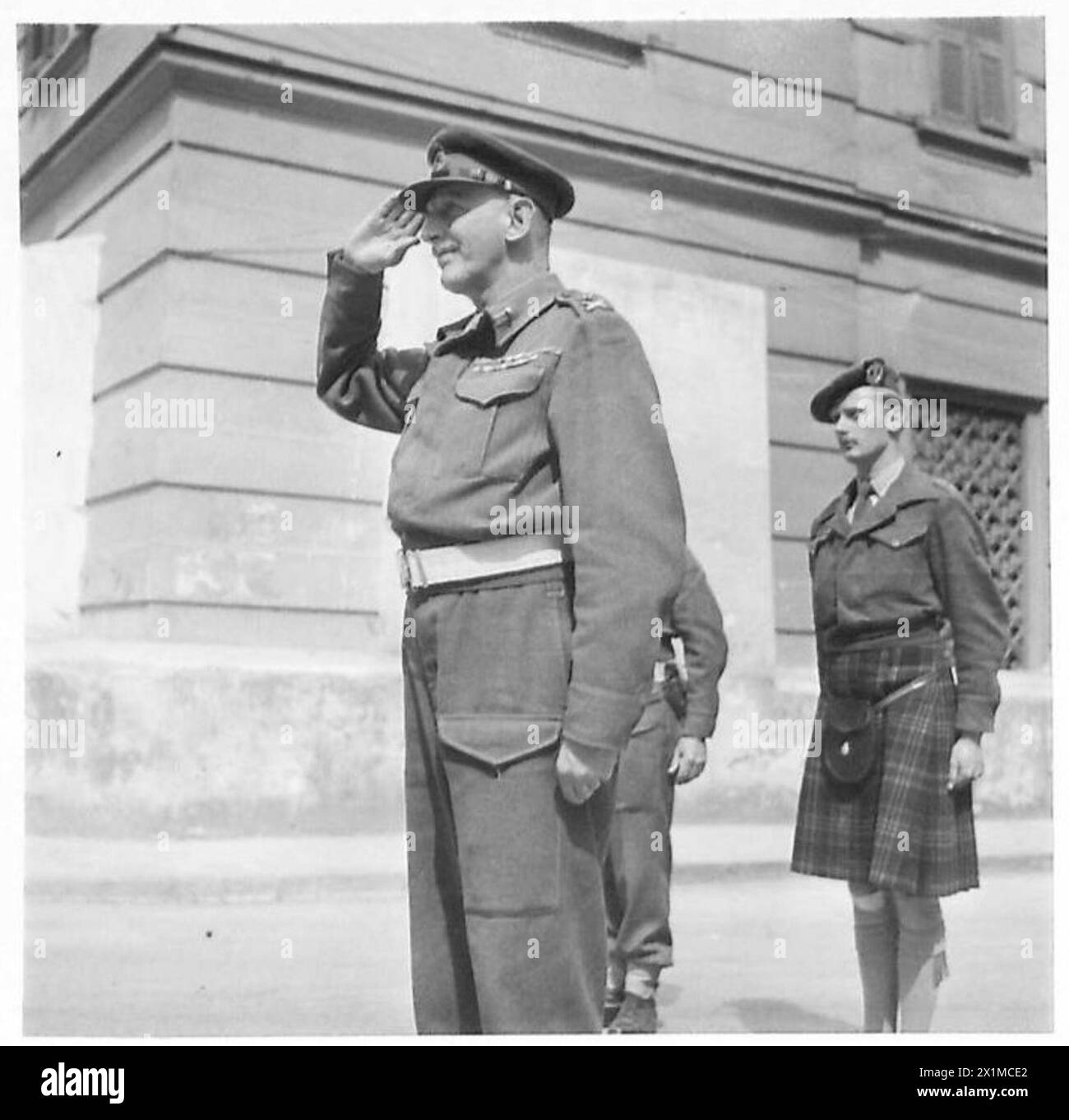 Il maggiore generale Collier prende il saluto alla base di saluto durante la presentazione della George Medal a Napoli sotto l'esercito britannico. Foto Stock