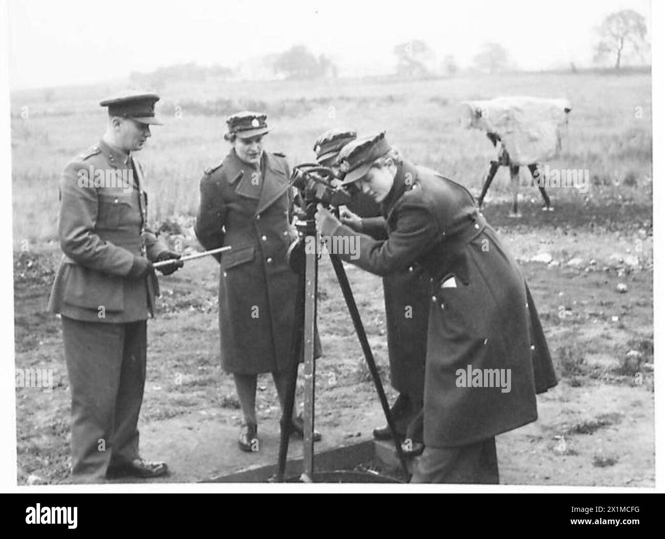I membri dell'ATS si addestrano per operare telescopi di identificazione ed eseguire compiti operativi con batterie antiaeree sotto la supervisione dell'esercito britannico. Foto Stock I membri dell'ATS si addestrano per operare telescopi di identificazione ed eseguire compiti operativi con batterie antiaeree sotto la supervisione dell'esercito britannico. Foto Stock