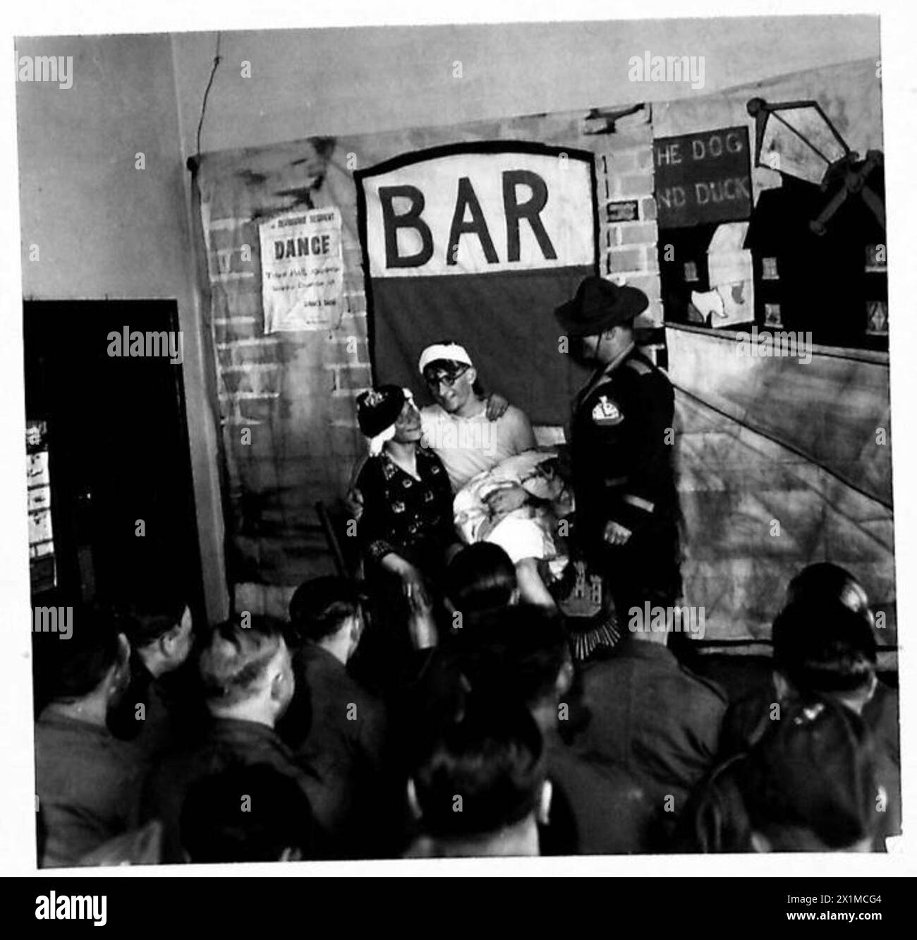 La festa di concerto del battaglione, "The Deonaires", si esibisce per i soldati insieme a spettacoli E.N.S.A., British Army. Foto Stock
