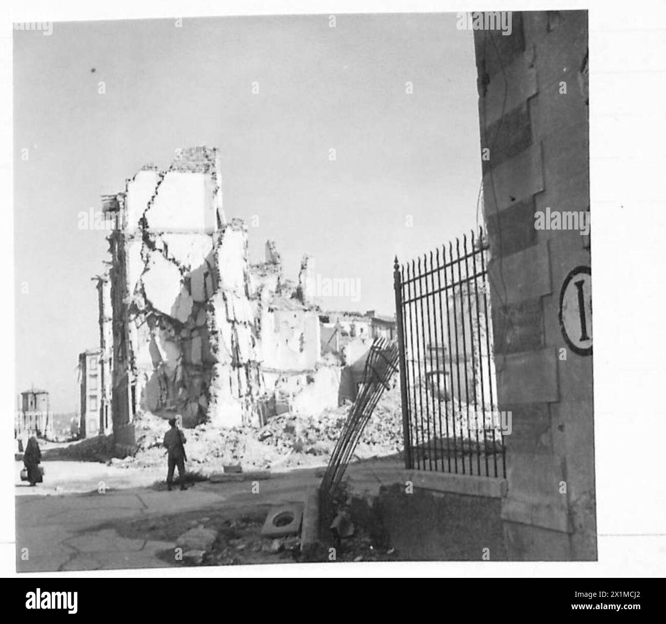 Un soldato britannico osserva gli edifici danneggiati sul lato nord del fiume Arno, mentre l'Ottava Armata mantiene una testa di ponte, illustrando la distruzione in tempo di guerra e le operazioni militari. Foto Stock