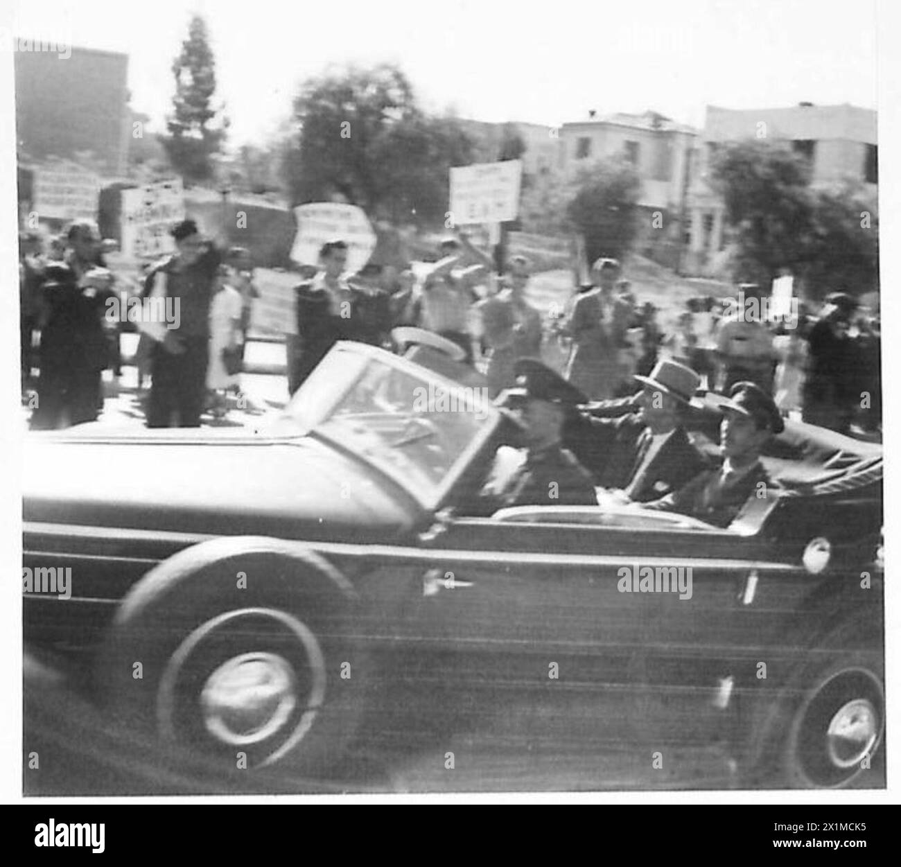 Il primo ministro greco è accolto dai cittadini mentre guidano dai moli verso l’Acropoli durante l’ingresso del governo, l’esercito britannico presente. Foto Stock