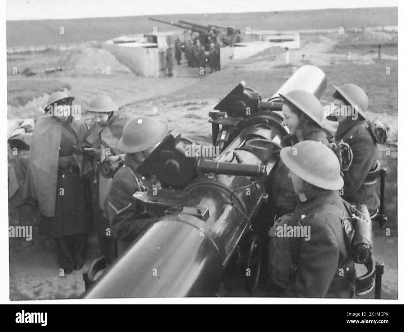 Un equipaggio ATS heightfinder si allena con una batteria antiaerea, svolgendo compiti di osservazione e operativi, British Army. Foto Stock Un equipaggio ATS heightfinder si allena con una batteria antiaerea, svolgendo compiti di osservazione e operativi, British Army. Foto Stock