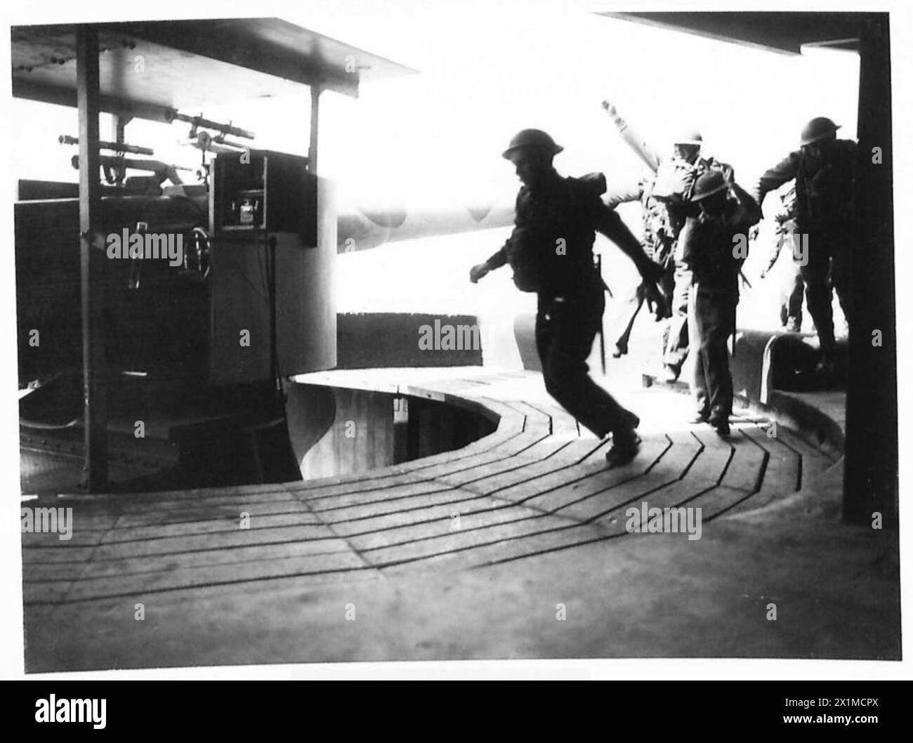 Gli equipaggi delle armi dell'esercito britannico si spostano nelle loro posizioni durante le "Action Stations" come parte dei preparativi difensivi britannici. Foto Stock