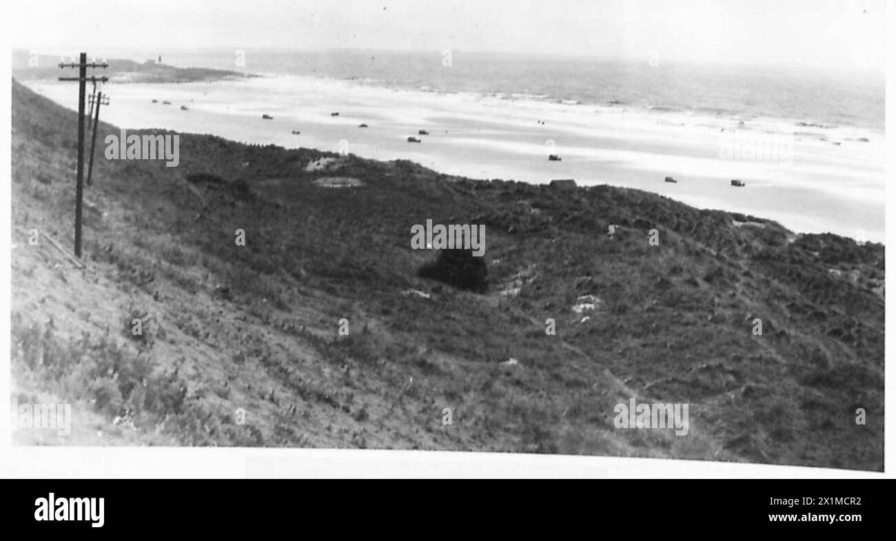 Una fotografia mostra le auto in disuso disposte sulla sabbia come difese anticarro mentre il General Officer Commanding-in-Chief gira il suo Northern Command, illustrando i preparativi difensivi dell'esercito britannico. Foto Stock