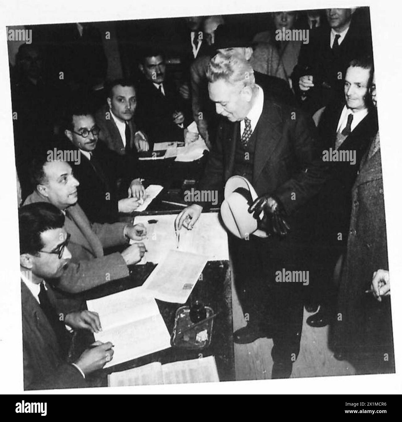 Il signor Gonantas del Partito Nazionale Liberale esprime il suo voto in una stazione elettorale ad Atene durante le elezioni greche, osservate dal personale dell'esercito britannico. Foto Stock