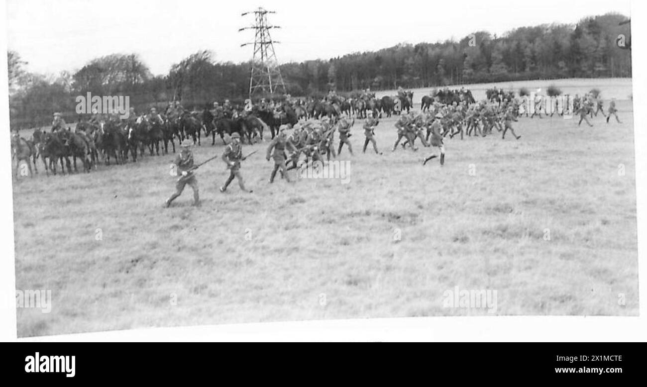 I cavalieri della Scottish Cavalry Training School smontano per l'azione mentre i cavalli vengono portati a coprire sullo sfondo, British Army. Foto Stock I cavalieri della Scottish Cavalry Training School smontano per l'azione mentre i cavalli vengono portati a coprire sullo sfondo, British Army. Foto Stock