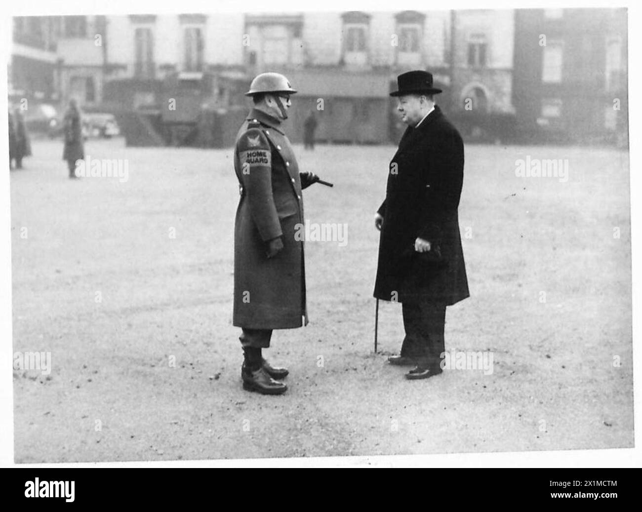 Il primo ministro Winston Churchill ispezionò il 1st American Squadron della Home Guard con il generale di brigata Wade H. Hayes, British Army. Foto Stock