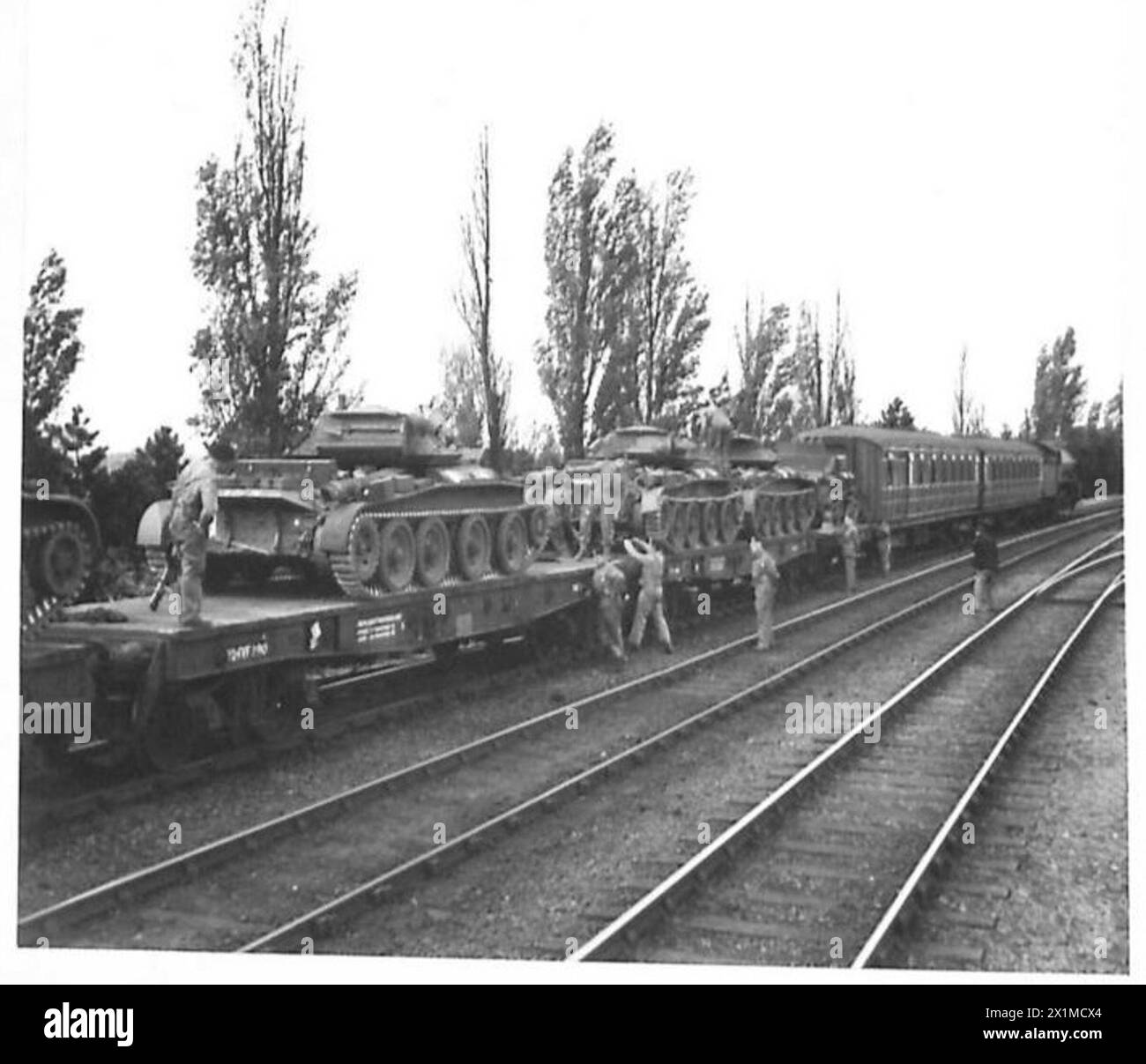 I carri armati vengono caricati sul trasporto ferroviario per essere dispiegati nell'Eastern Command, British Army, illustrando il movimento logistico delle unità corazzate. Foto Stock