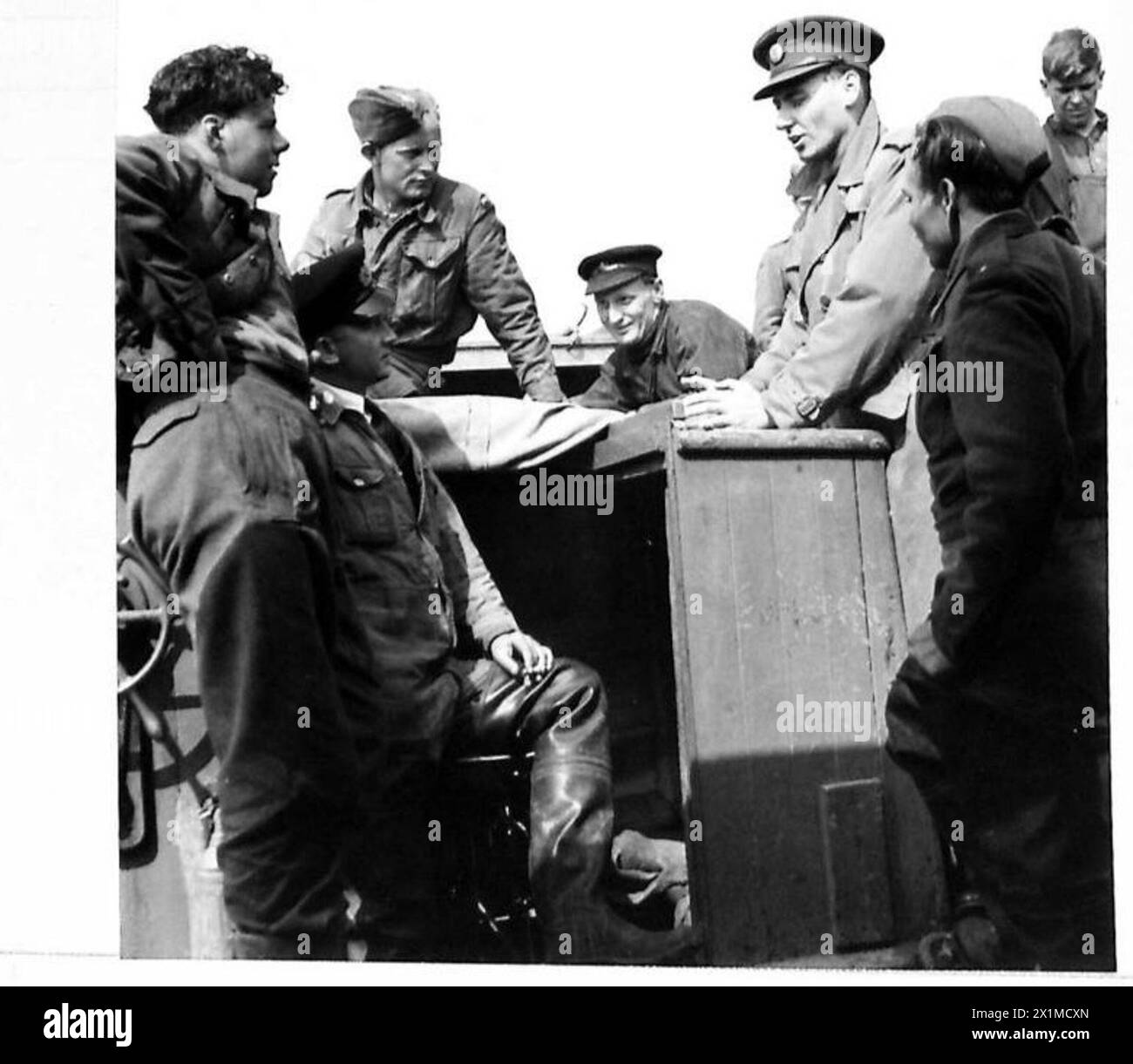 Un corrispondente di guerra della BBC conduce una registrazione subacquea e discute la sua esperienza con altri subacquei, in relazione ai rapporti dell'esercito britannico. Foto Stock