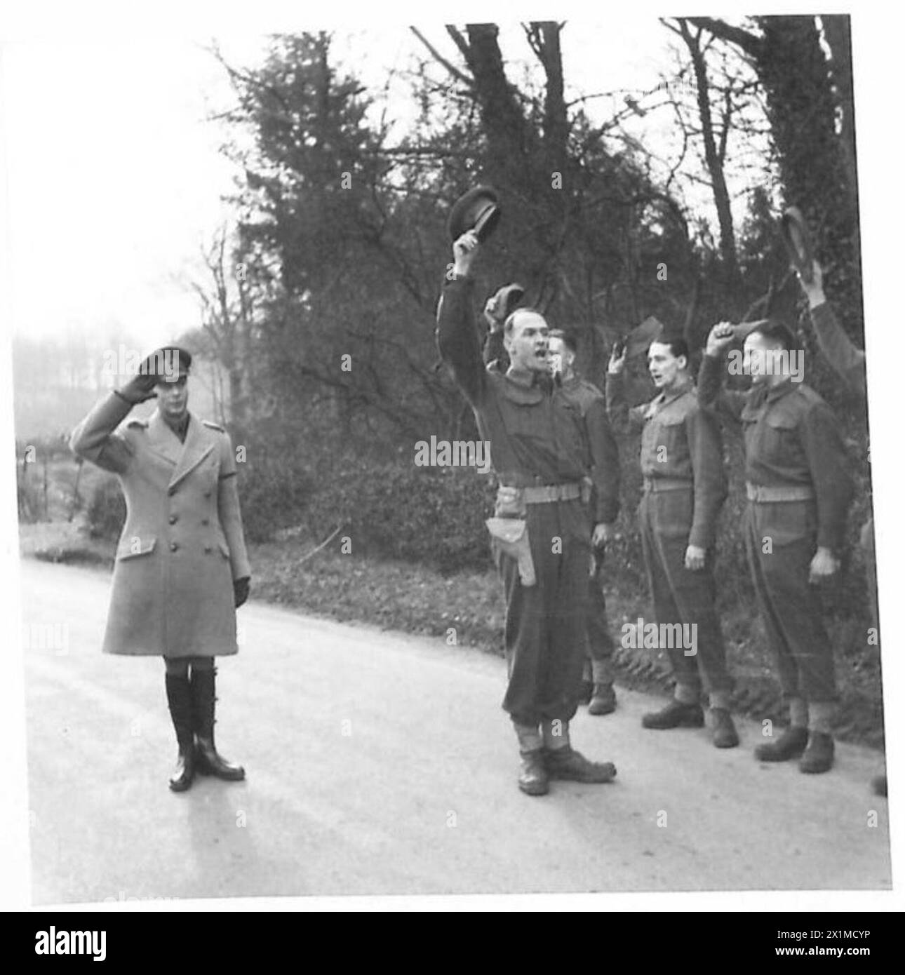 H.M. IL RE ISPEZIONA LE TRUPPE IN SCOZIA - tre applausi per H.M. il re mentre se ne va, British Army Foto Stock