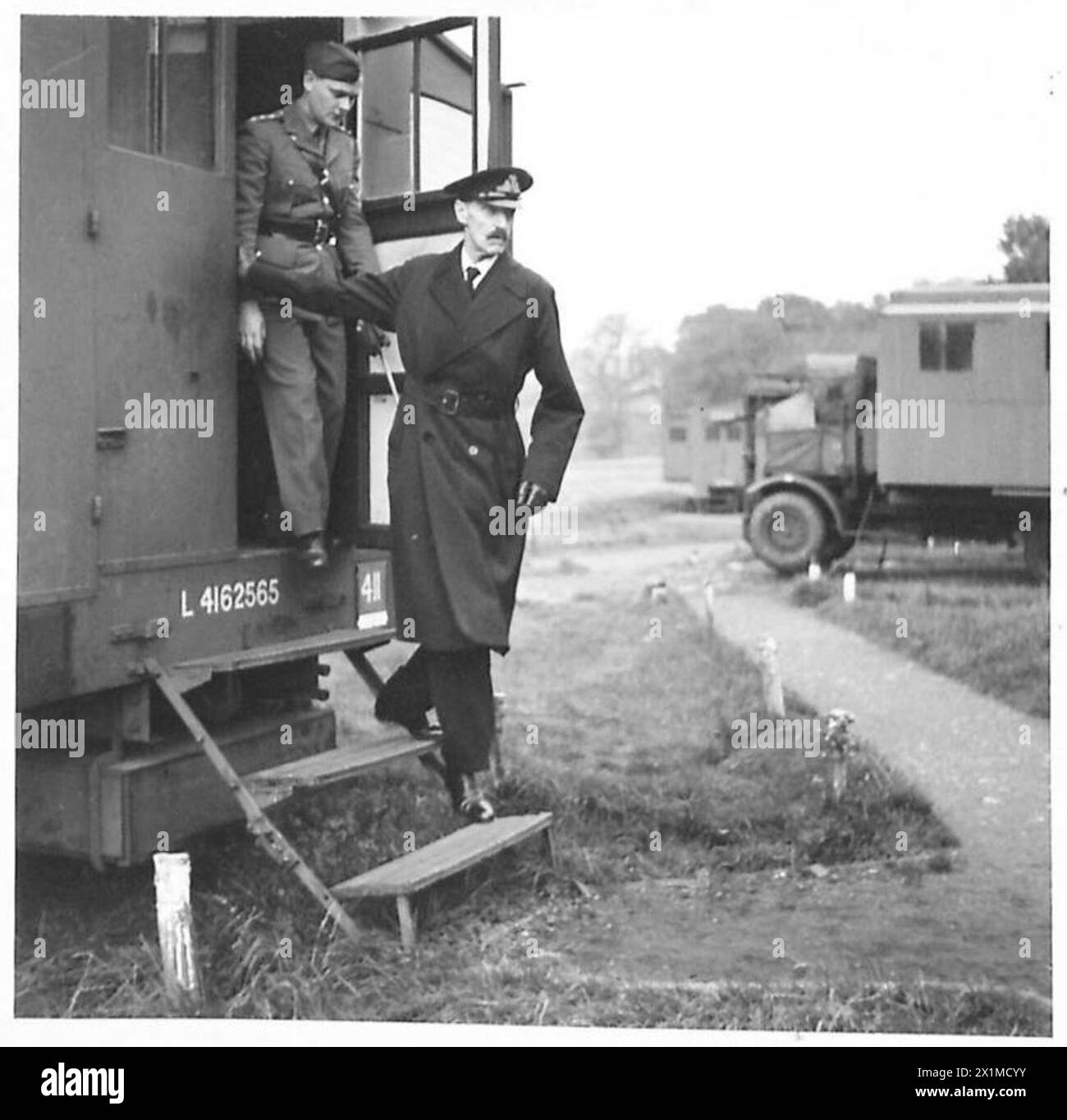 H.M. King Haakon, norvegese, parte da un camion mobile per la stampa di mappe durante la sua visita a una Royal Engineers Survey Company in Scozia. Foto Stock