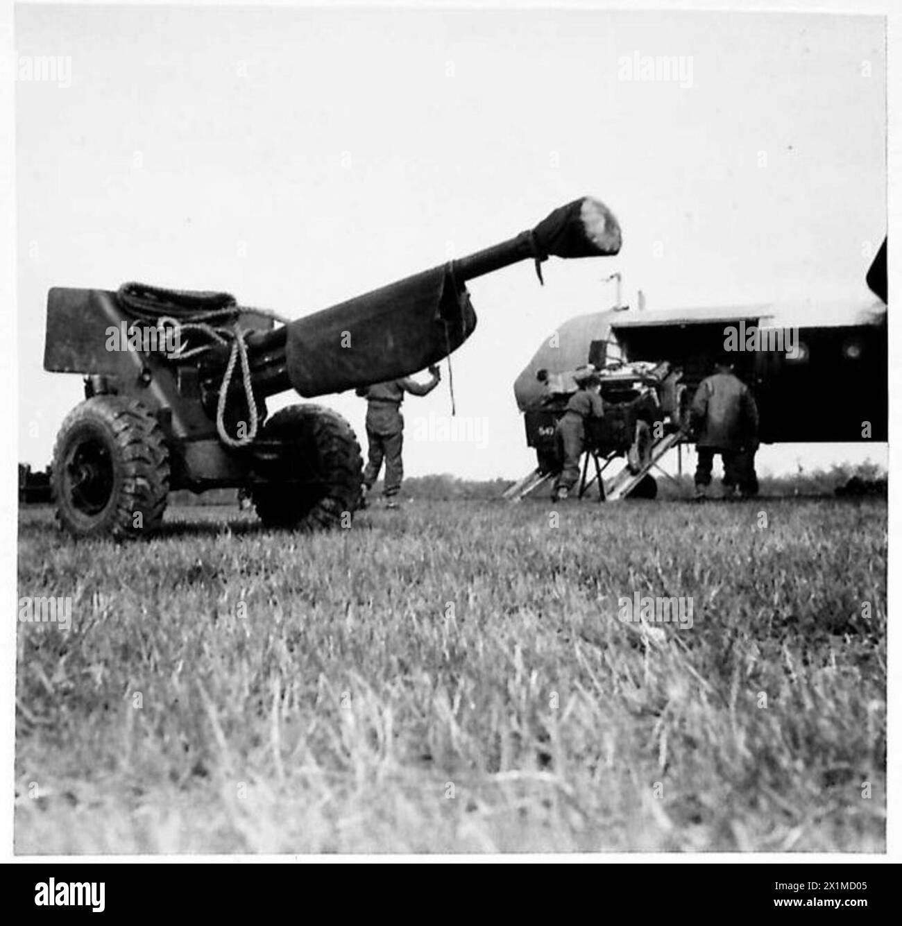 Gli alianti sono atterrati su un terreno di atterraggio designato come parte di una grande esercitazione aerea, mostrando il dispiegamento delle truppe e il coordinamento militare. Foto Stock