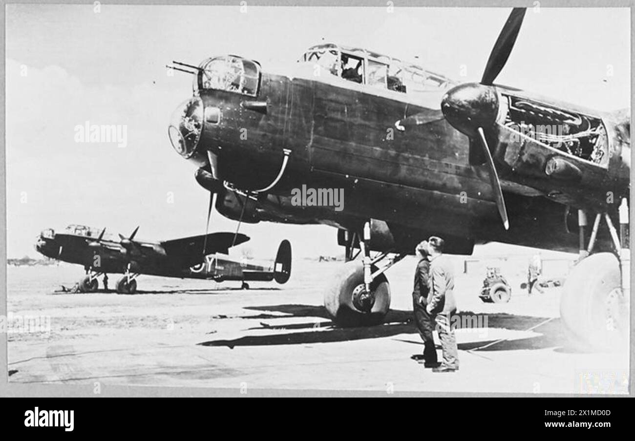 Bombardiere quadrimotore Avro-Lancaster in volo, con fusoliera, ali e motori, Royal Air Force, 1940 anni Foto Stock