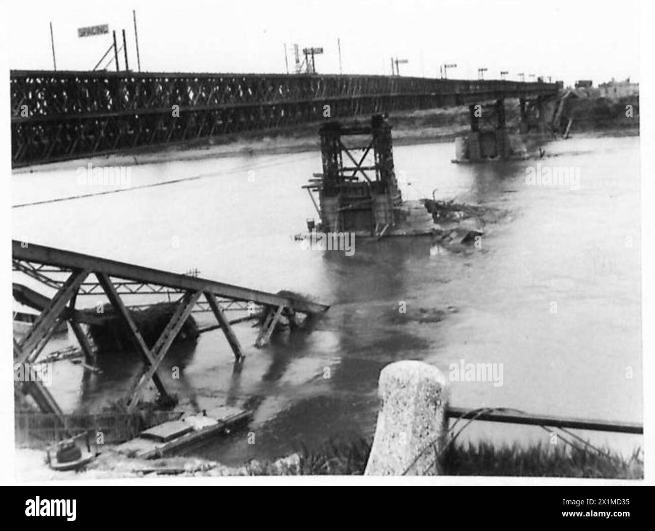 Vista del ponte Bailey di alto livello chiamato "Springbok Bridge" che attraversa il po, utilizzato per le operazioni di trasporto militare. Foto Stock