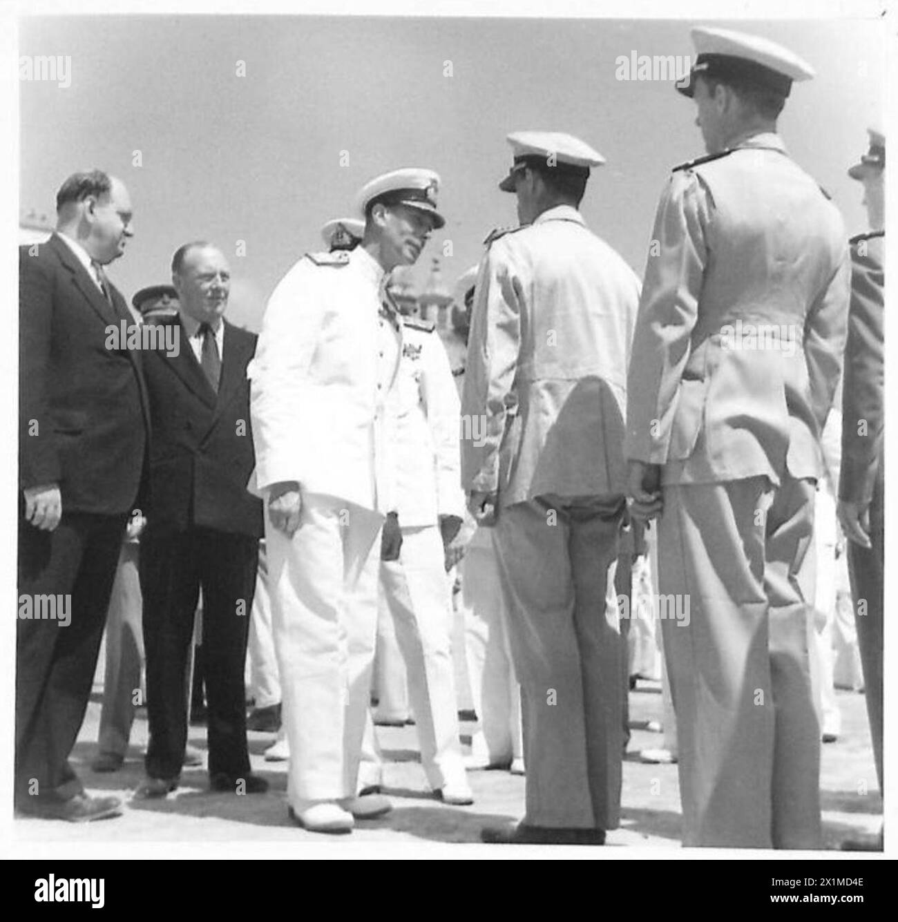 Sua Maestà il Re dialoga con gli ufficiali navali americani in Italia, British Army. Foto Stock