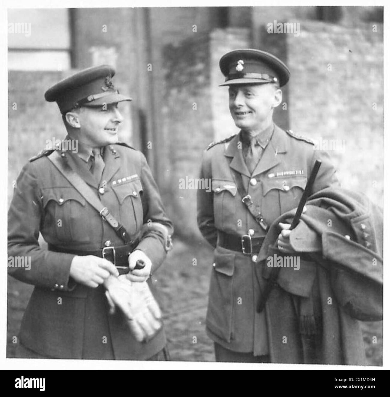 Negativo - da sinistra a destra : Capitano T.G. Du Buisson, MC.,RA., e Capitano Dore; ADC al tenente generale Franklyn, British Army Foto Stock