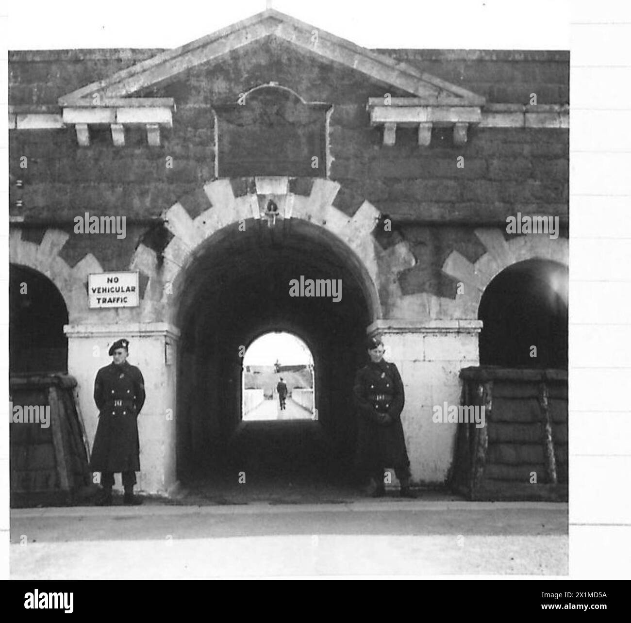Il Ravlin Gate di Fort George espone la targa commemorativa del 1914-1918, che commemora i reggimenti scozzesi dell'esercito britannico. Foto Stock Il Ravlin Gate di Fort George espone la targa commemorativa del 1914-1918, che commemora i reggimenti scozzesi dell'esercito britannico. Foto Stock