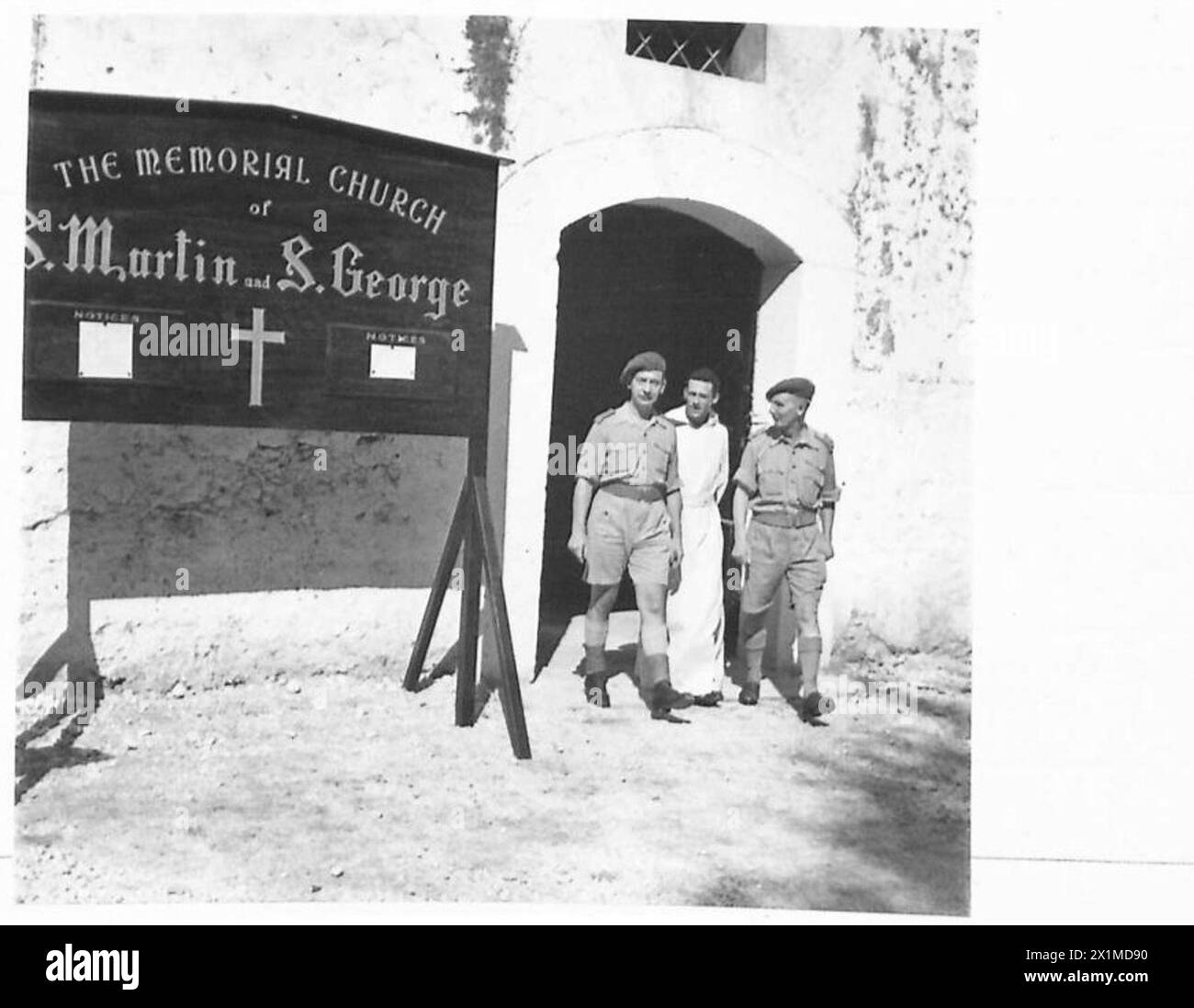 Capitano Elson, Rev. Hanson e Lieut. Il colonnello Hiney lascia la chiesa in seguito al servizio di dedica a Salerno, concepito come memoriale per i caduti, British Army. Foto Stock