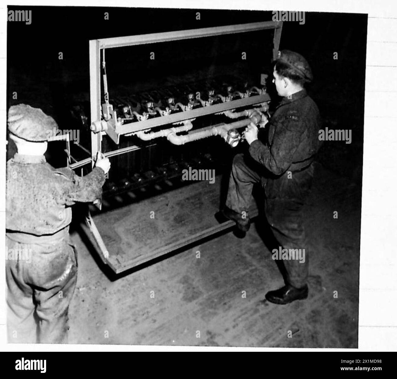 Serbatoi di benzina portatili in tessuto progettati per l'uso sul campo, che forniscono lo stoccaggio mobile del combustibile per operazioni S.T.2(d), British Army. Foto Stock