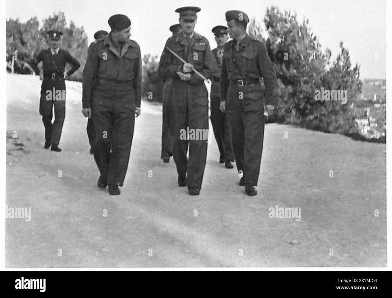 L'ESERCITO POLACCO IN MEDIO ORIENTE, 1942-1943 - il generale McConnel cammina verso il campo della parata. Sulla destra c'è il comandante della scuola, il capitano Jan Łabanowski. Il governo della Palestina, il maggiore generale Douglas Fitzgerald McConnel, visitò la scuola maschile polacca di Nazareth. Qui i ragazzi rifugiati polacchi (orfani deportati nel 1939-1940 in Unione Sovietica dall'NKVD e evacuati in Persia e Palestina dopo l'accordo Sikorski-Mayski) sono istruiti, in gran parte in disciplina, ma anche nelle tre "R”. Sono vestiti in uniforme e sono orgogliosi di essere sempre intelligenti. Le immagini le mostrano Foto Stock
