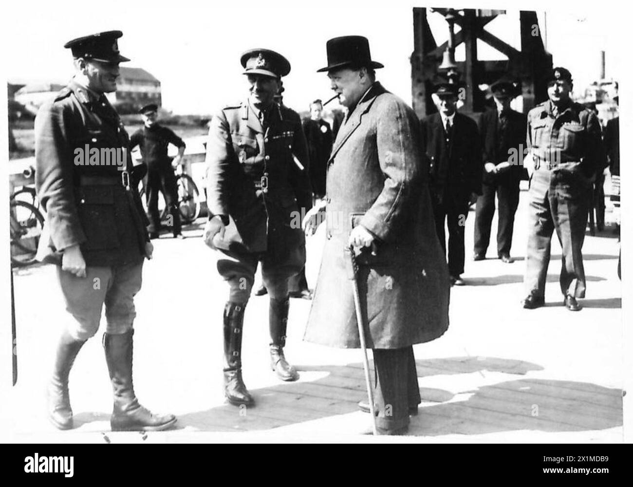 Il primo ministro Winston Churchill visitò il Southern Command durante la seconda guerra mondiale. Fu accolto dal tenente generale Sir Alan F. Brooke, capo dello stato maggiore imperiale, per valutare la preparazione militare e discutere le strategie. Foto Stock