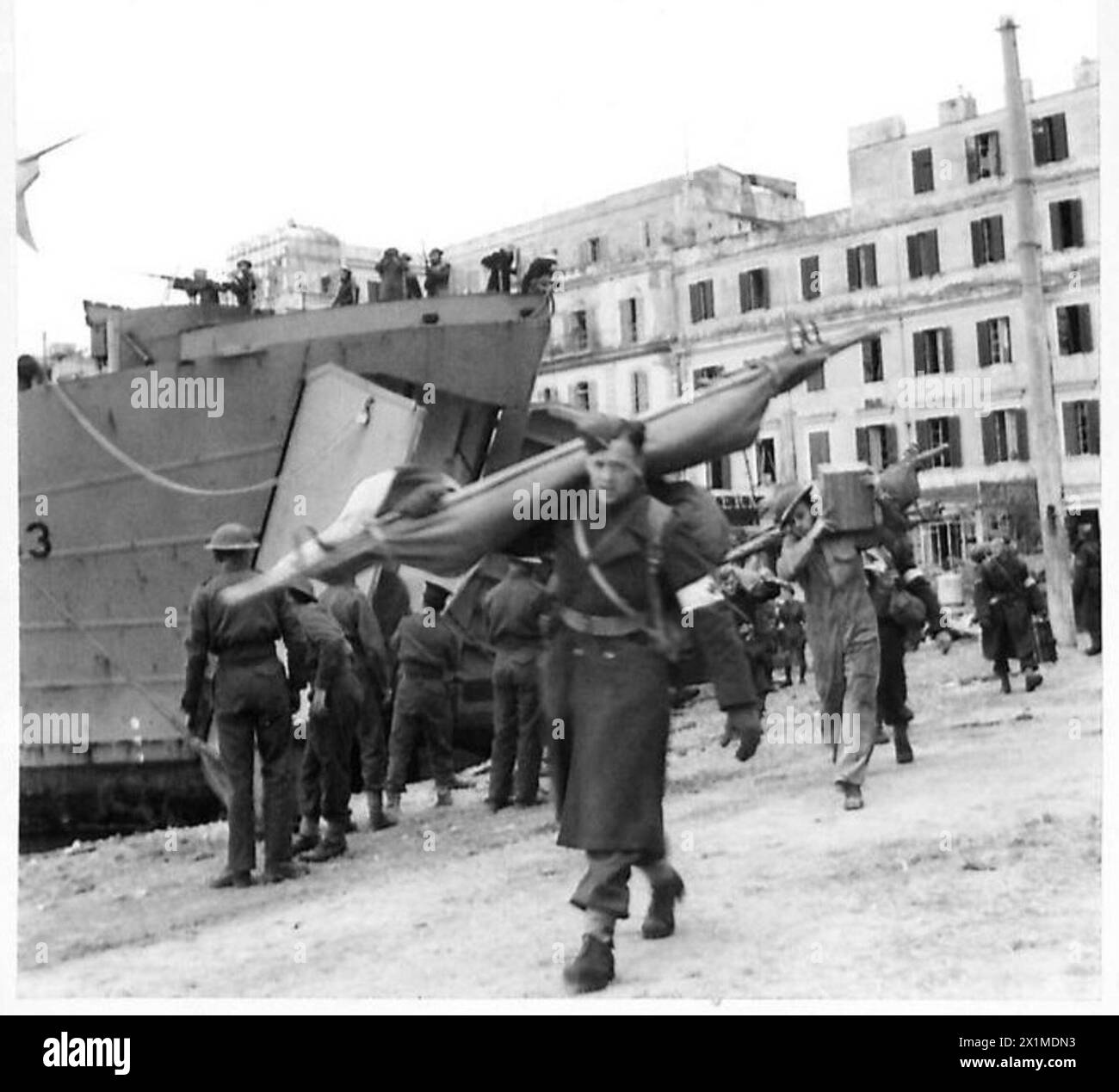 Gli uomini del 3° Field Ambulance, Royal Army Medical Corps, sbarcano ad Anzio durante lo sbarco alleato a sud di Roma, British Army. Foto Stock