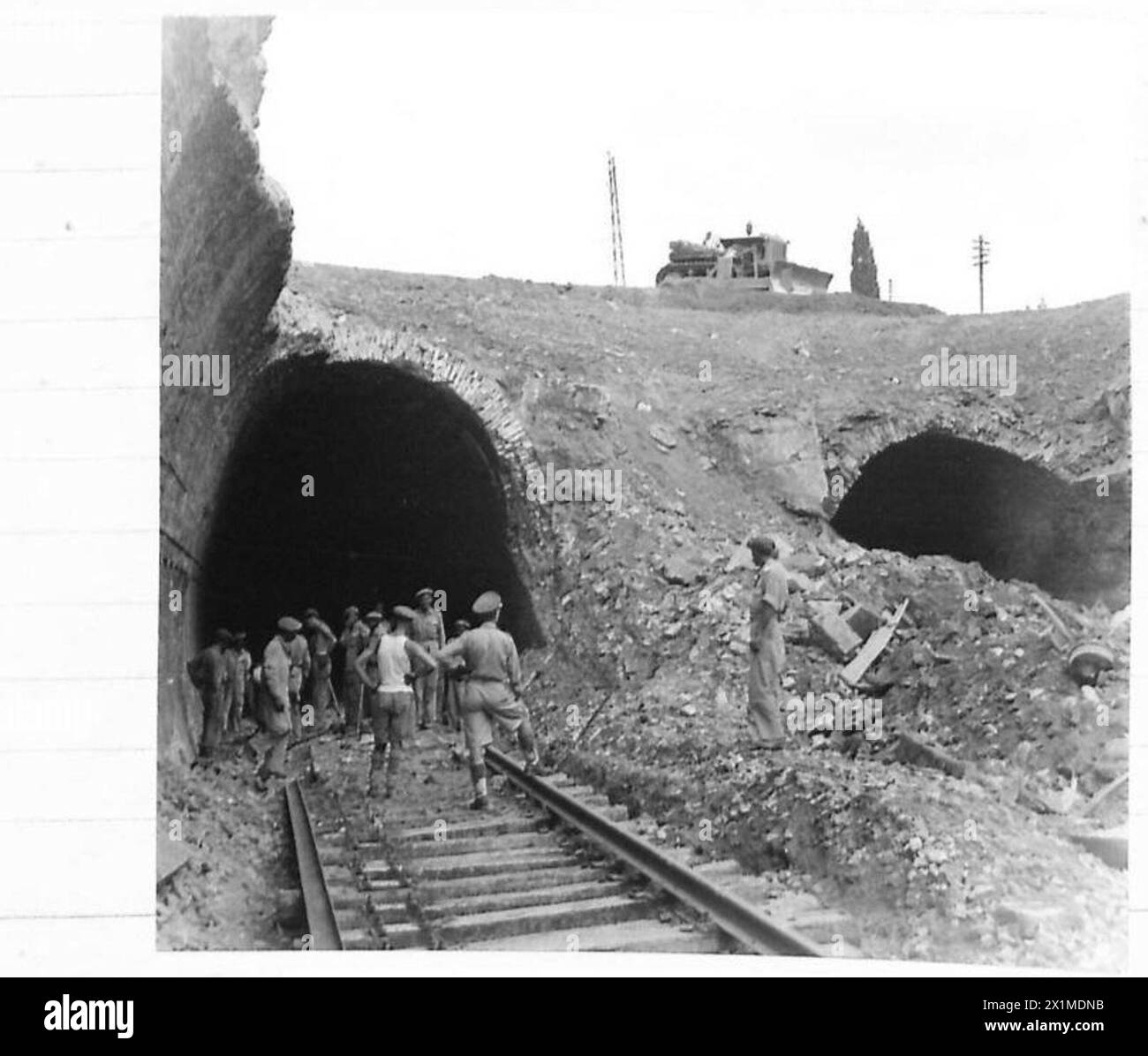 OTTAVO ESERCITO: RICOSTRUZIONE FERROVIARIA - Un doppio tunnel a 1 miglio a sud di Arezzo, messo fuori servizio dai nostri bombardieri, è stato aperto dagli ingegneri britannici, l'esercito britannico Foto Stock