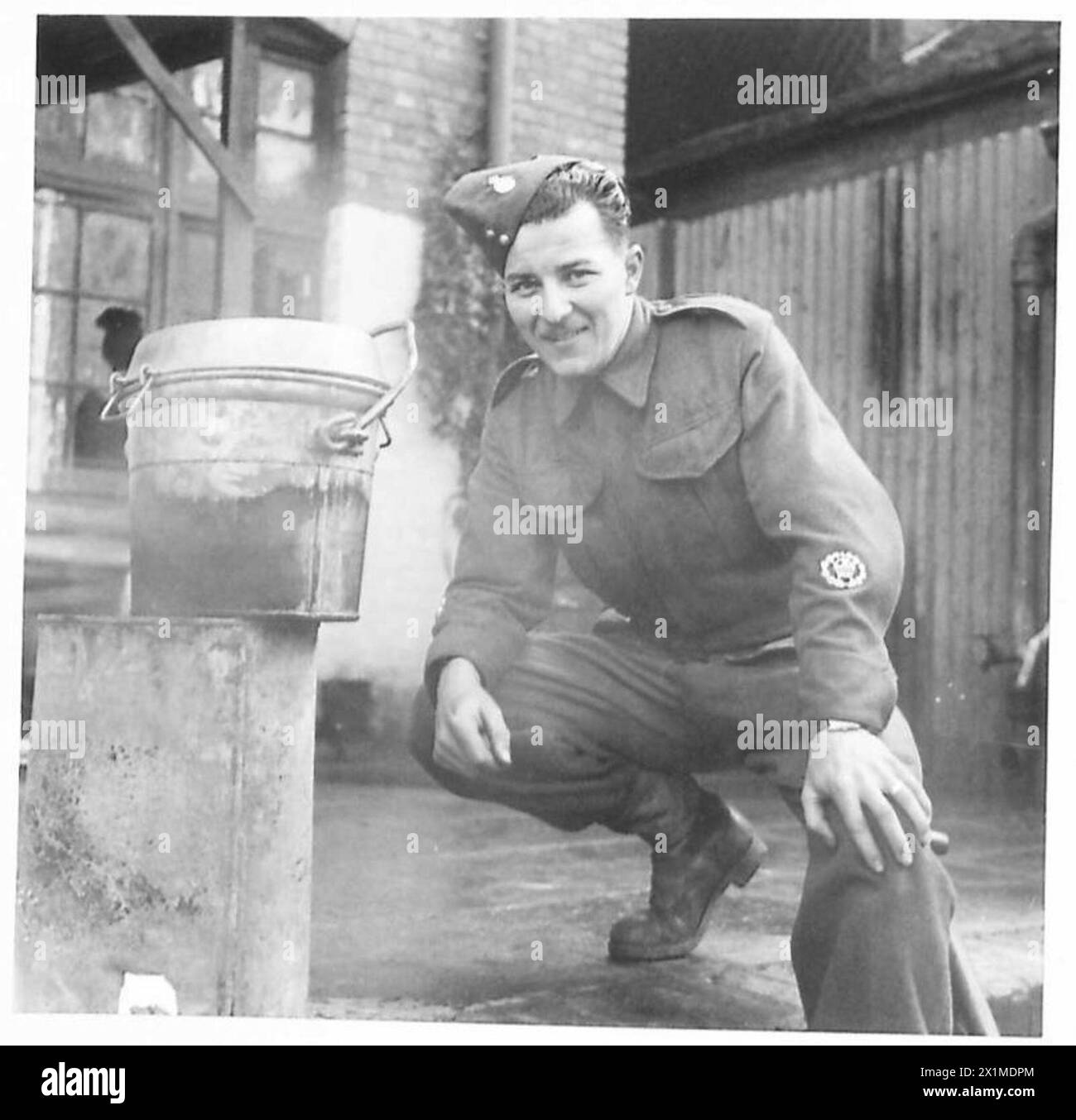 Il sergente del quartier generale Harwood dimostra al Segretario di Stato per la Guerra, British Army un apparato per l'economia del combustibile "fuoco di segatura". Foto Stock