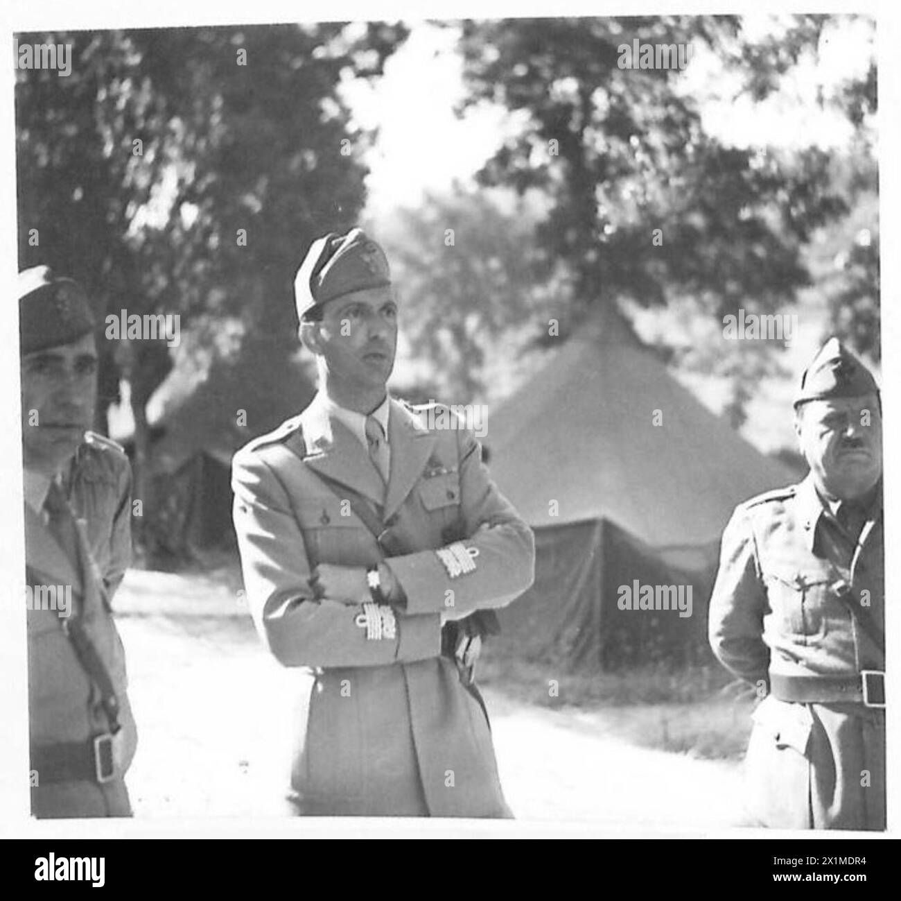 Un ritratto di S a R del principe Umberto d'Italia scattato durante la sua visita alle truppe italiane, documentato dall'esercito britannico. Foto Stock