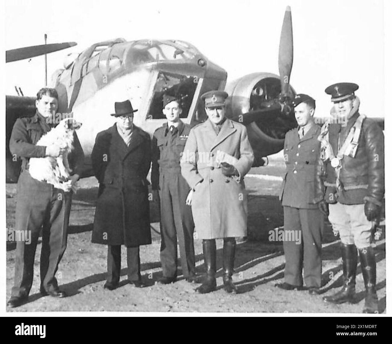 Il comandante in capo e Sir James Grigg, Segretario di Stato per la Guerra, insieme a un pilota e un partito, vengono fotografati prima di decollare per osservare l'esercitazione Spartan dall'alto. Questa prospettiva aerea ha fornito un'idea della portata e del coordinamento dell'esercitazione militare. Foto Stock
