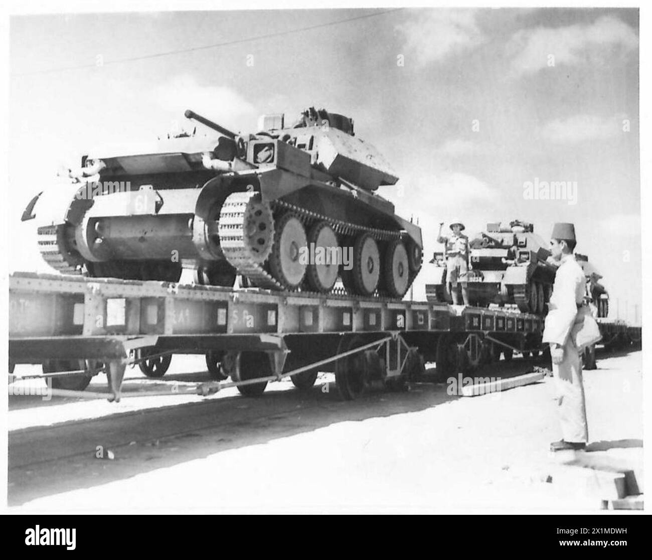 Nuovi carri armati vengono caricati su camion presso la banchina in Egitto dopo lo scarico dalle navi, come parte delle operazioni dell'esercito britannico. Foto Stock