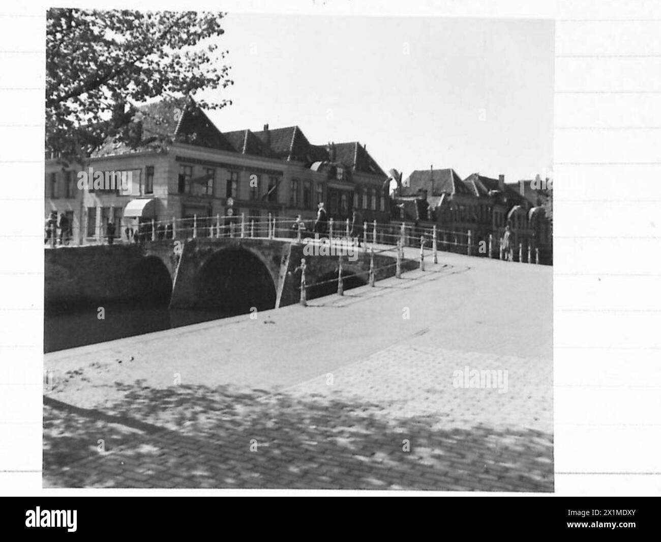 La storica città vecchia di Kampen è mostrata dopo la sua liberazione da parte dell'esercito britannico, 21st Army Group, durante la seconda guerra mondiale Foto Stock