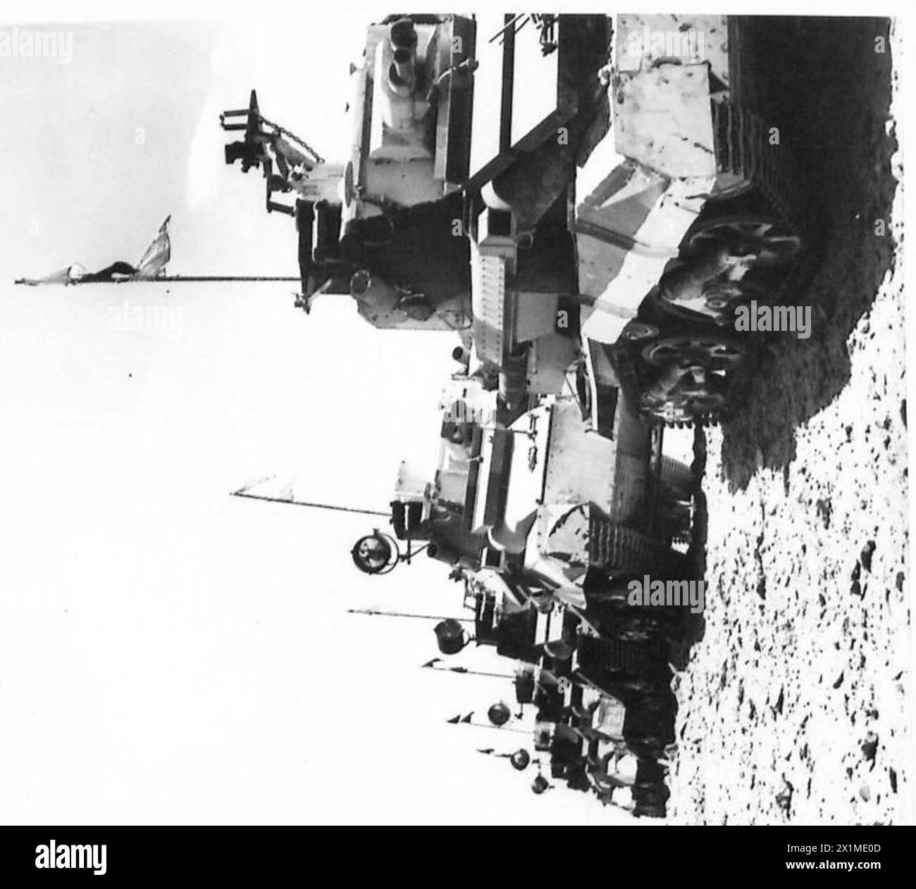 Una linea di carri armati dell'esercito britannico è posizionata nel deserto, preparata per l'azione o la pattuglia durante le operazioni militari. Foto Stock