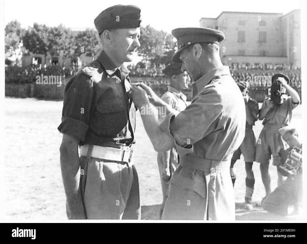 Il capitano R. Wakeford riceve una decorazione da sua Maestà durante una cerimonia sul campo, British Army. Foto Stock